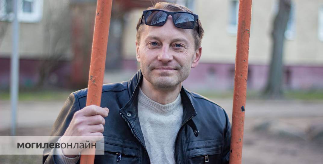 «Мы просто дружим всем городом». Помните поющего кондуктора из Могилева, который покорил TikTok? Мужчина рассказал, зачем развлекает пассажиров и как они на это реагируют