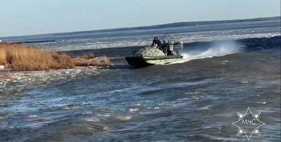 «Лед порвало моментально, за пару секунд» — на Вилейском водохранилище ОСВОД на «Пиранье» эвакуировал 18 рыбаков