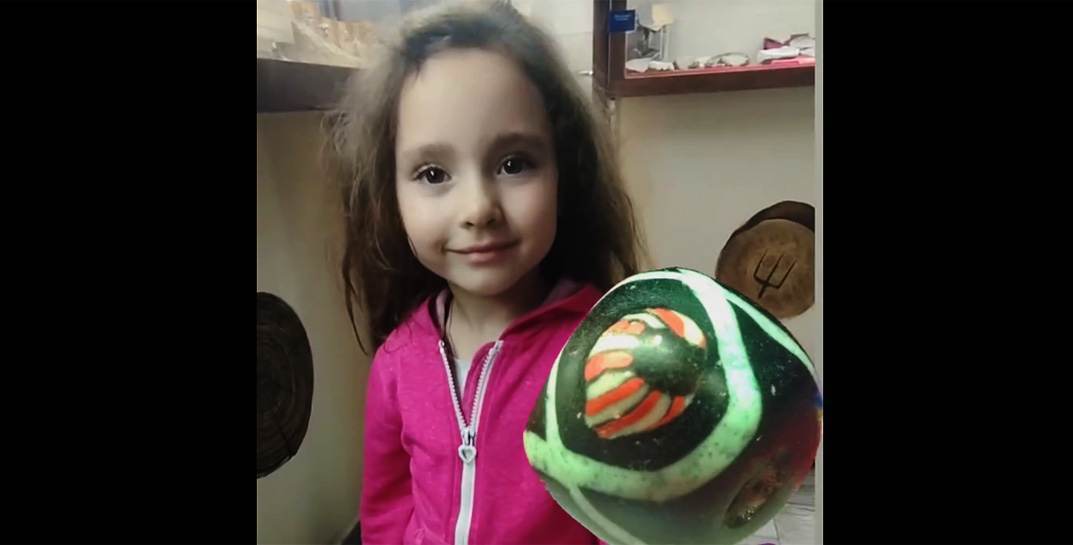 Под Минском девочка нашла в огороде бусину, которой больше тысячи лет