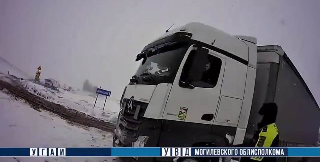 В Могилевском районе фуру занесло в кювет — на помощь пришли сотрудники ГАИ