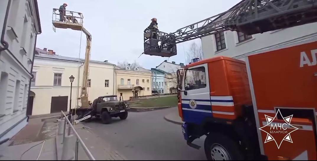 В Могилеве рабочий проводил фасадные работы и застрял на высоте — понадобилась помощь спасателей
