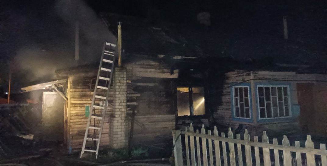 В Шклове горел частный дом — работники МЧС спасли женщину, ее сосед погиб