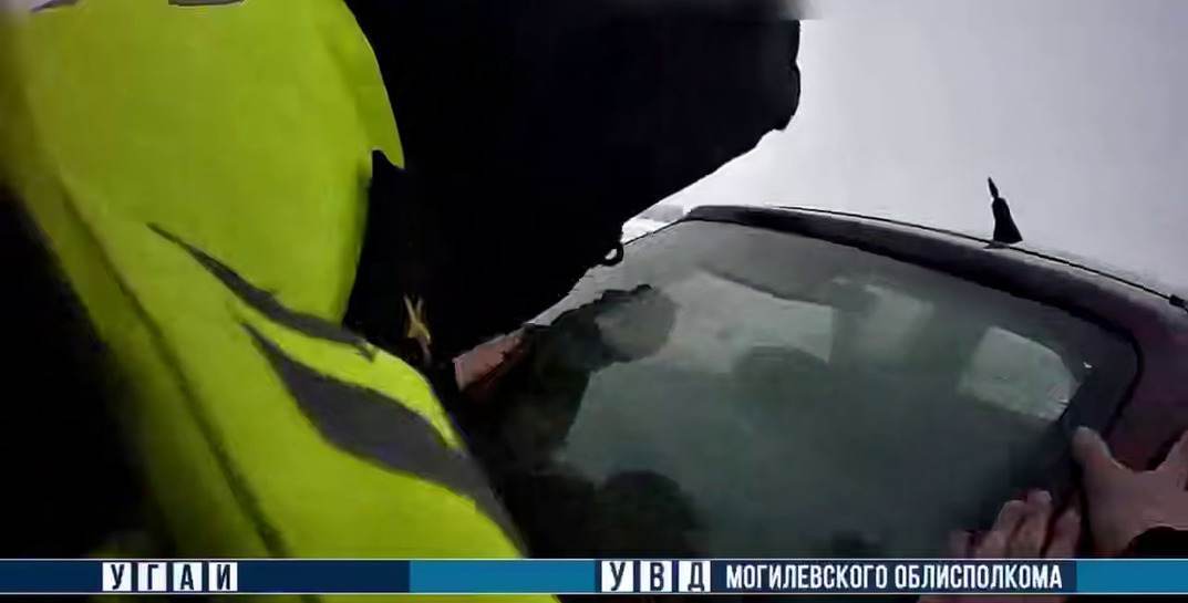 В Мстиславском районе во время непогоды посреди трассы заглохла легковушка, в которой ехала семья с маленькими детьми. Кто пришел на помощь?