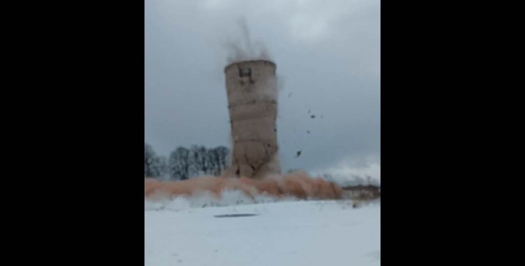 В Мстиславском районе снесли водонапорную башню. Смотрите, как это выглядело