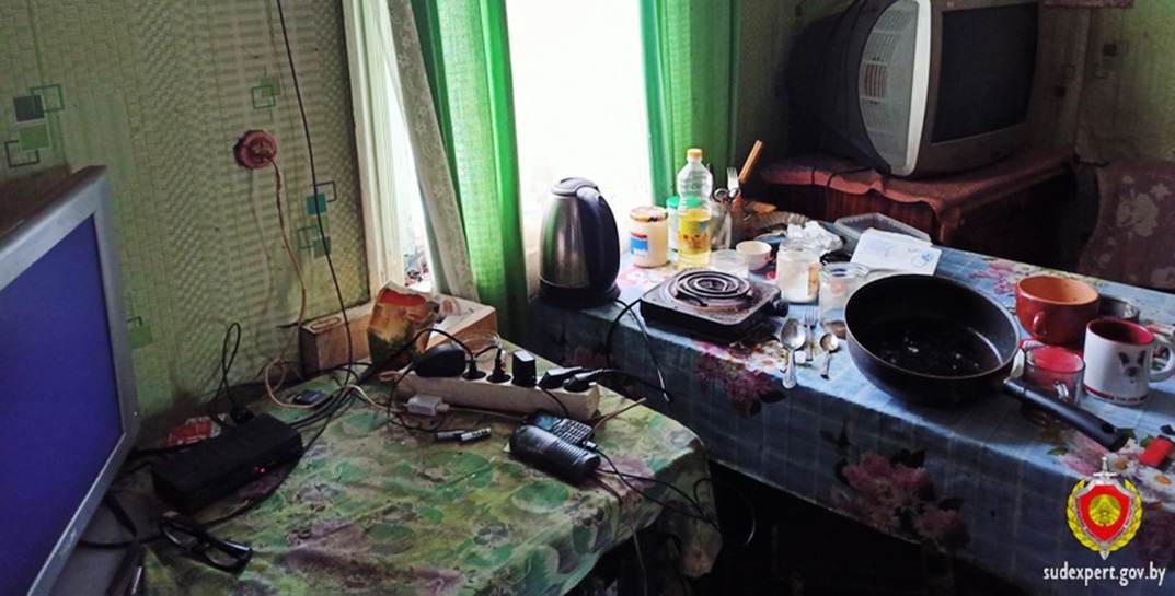 В Хойниках мужчина зашел к другу в гости, нашел его мертвым, допил остатки «спиртного» и… тоже умер