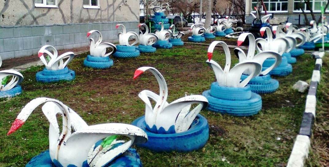 Белорусские экологи напомнили, почему опасно украшать дворы лебедями из старых покрышек