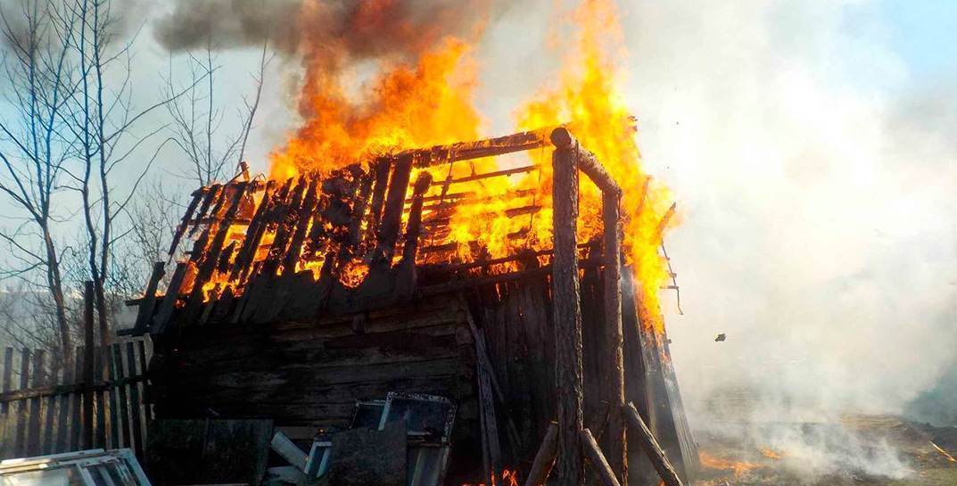 4 апреля вместе с хорошей погодой жителей деревни Углы встретил стихийный пожар, уничтоживший сразу 7 хозяйственных строений