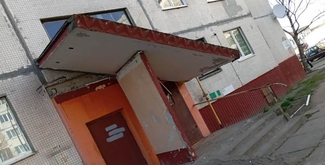 Вот вам и капитальные ремонты. На проспекте Шмидта в Могилеве упал козырек подъезда