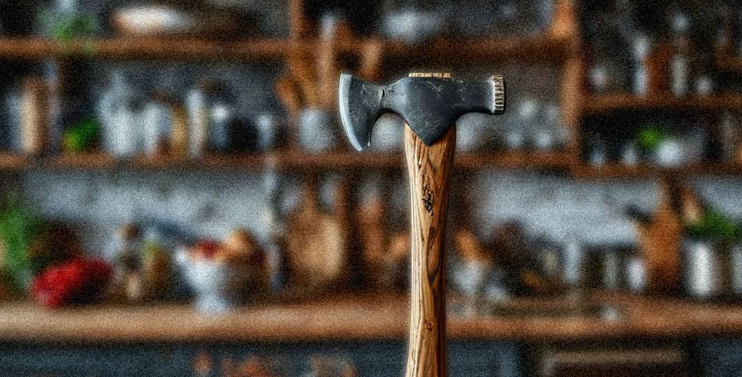 Пока муж был на работе, россиянка зарубила топором троих детей