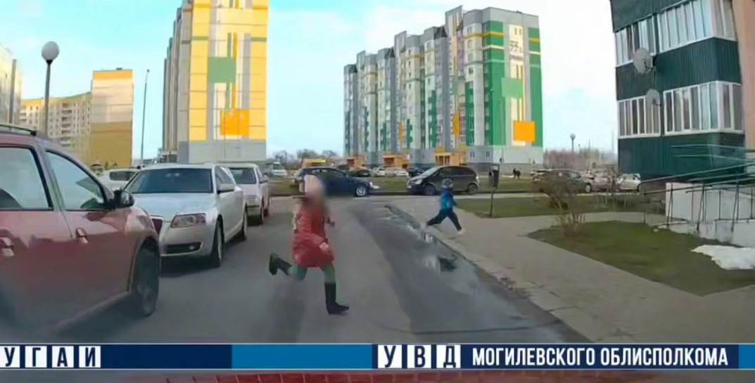В Могилеве легковушка едва не сбила ребенка, выбежавшего на дорогу — спасла внимательность водителя