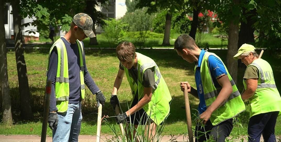 В Беларуси расширили список работ для подростков. Куда теперь им можно устроиться?