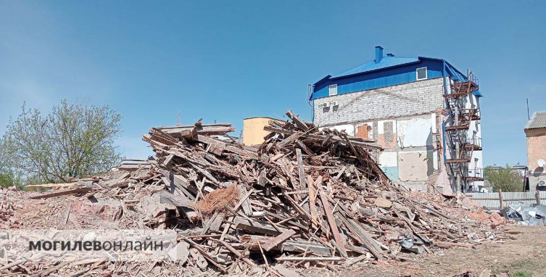 В центре Могилева почти прямо напротив ТЦ «Материк» снесли нежилую трехэтажку — на этом месте планируют построить элитное жилье