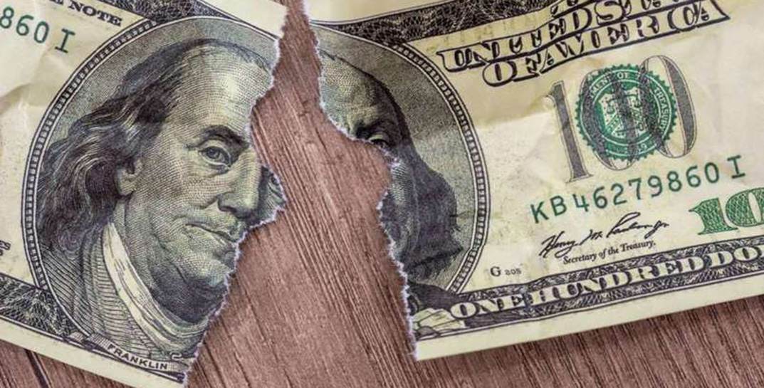 Один из банков предложил белорусам обменять испорченные доллары на новые. А условия?