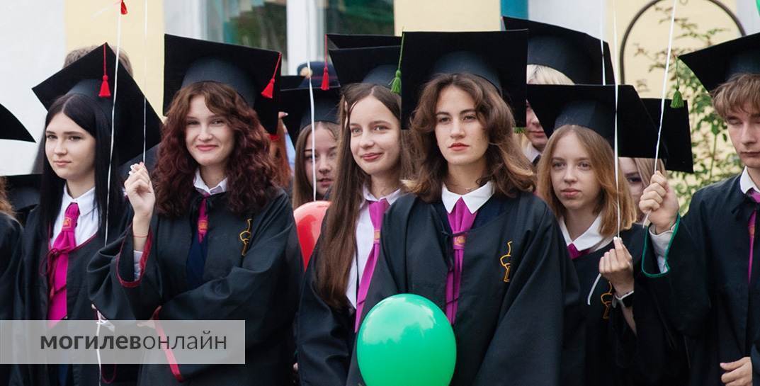 Абитуриент поступил на платное, внес деньги, а 1 сентября передумал учиться. Вуз обязан вернуть финансы?