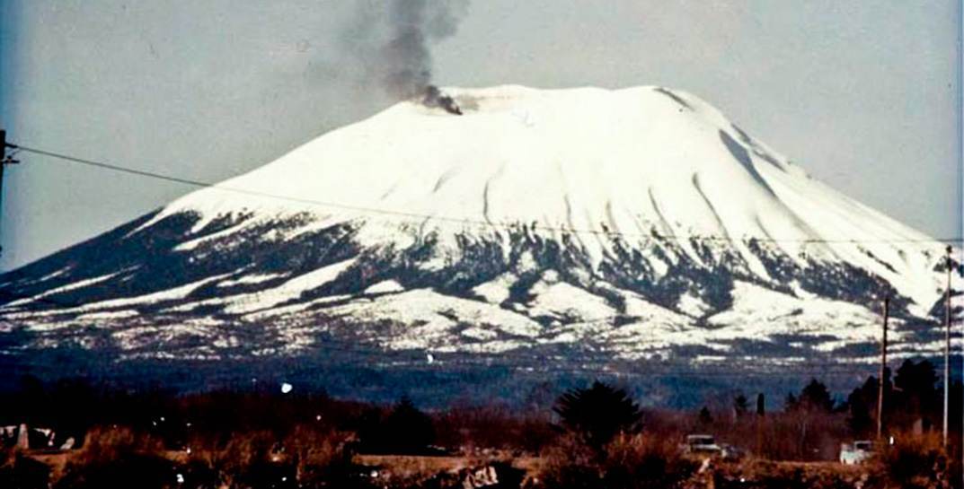 Самая жестокая первоапрельская шутка за всю историю — американец инсценировал пробуждение вулкана и напугал целый город