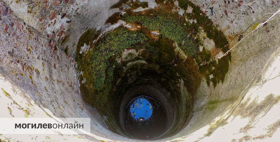 Новую фобию вам в ленту — в Краснодаре женщину чуть не засосало в открытый люк во время сильного дождя