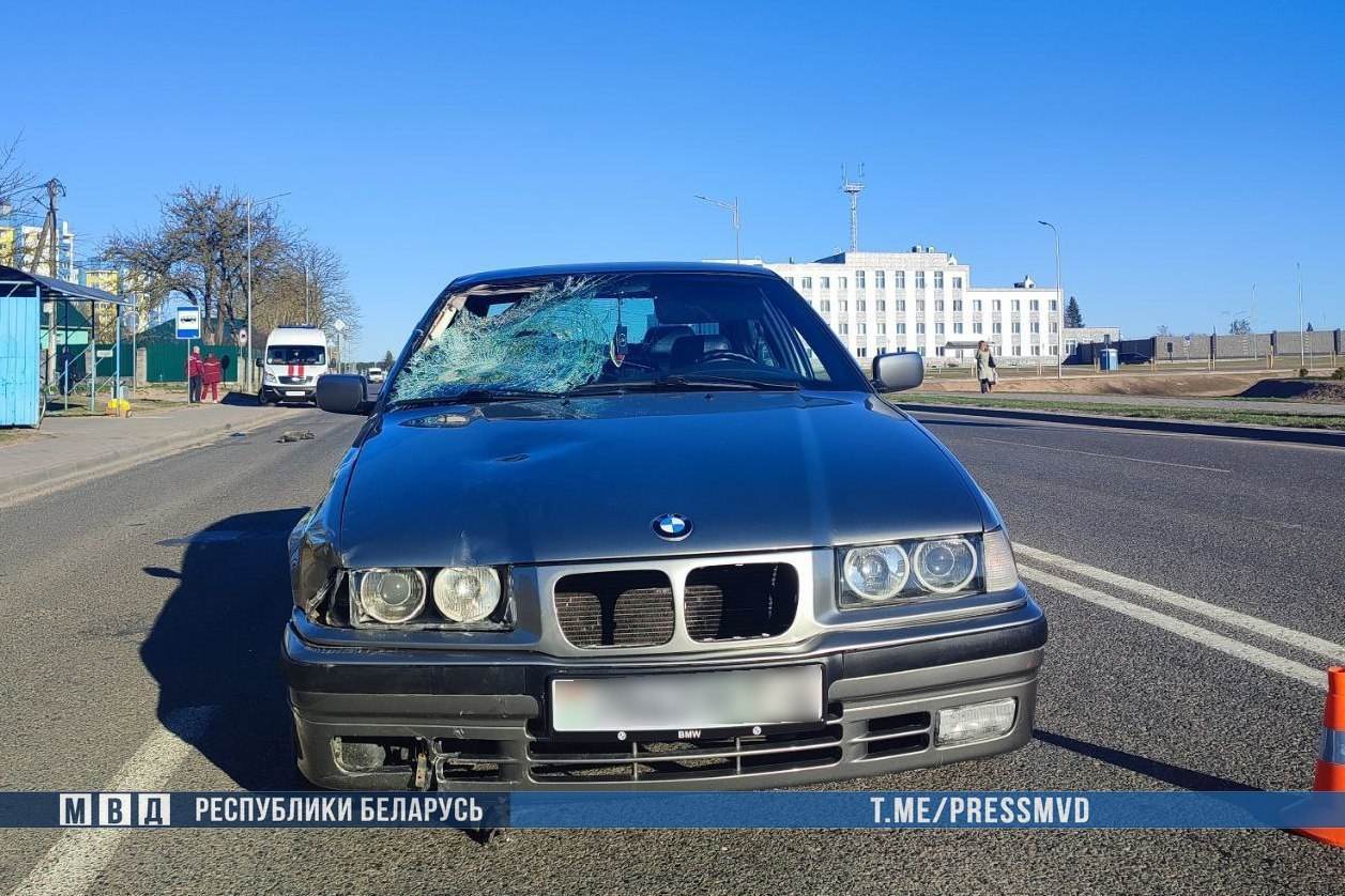 В Лиде под колесами автомобиля погиб подросток — он ехал на электросамокате