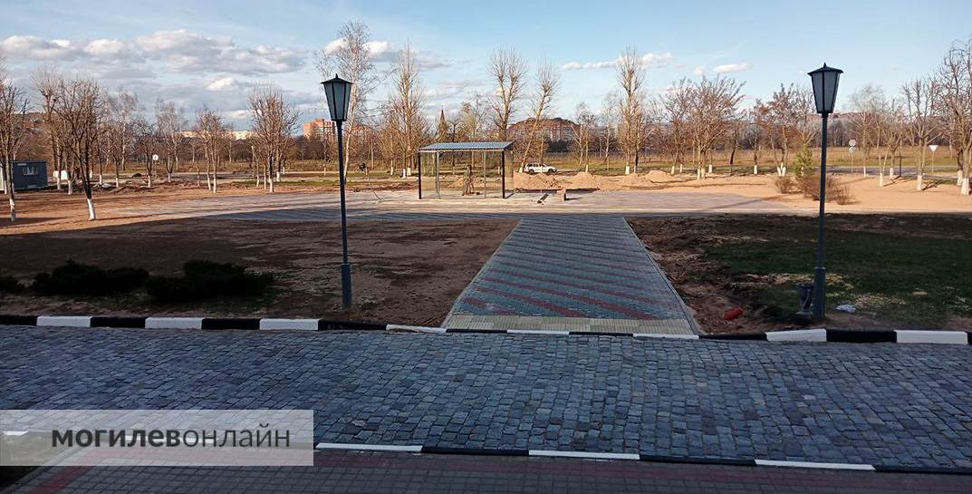 Территорию возле Святого озера в Могилеве продолжают благоустраивать — сейчас делают удобные подходы и дорожки