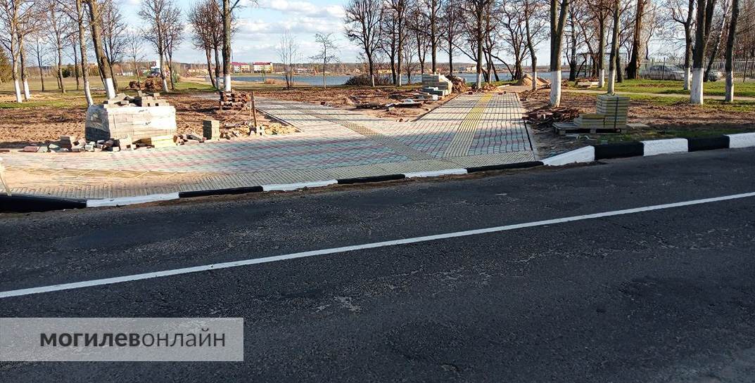 Территорию возле Святого озера в Могилеве продолжают благоустраивать — сейчас делают удобные подходы и дорожки