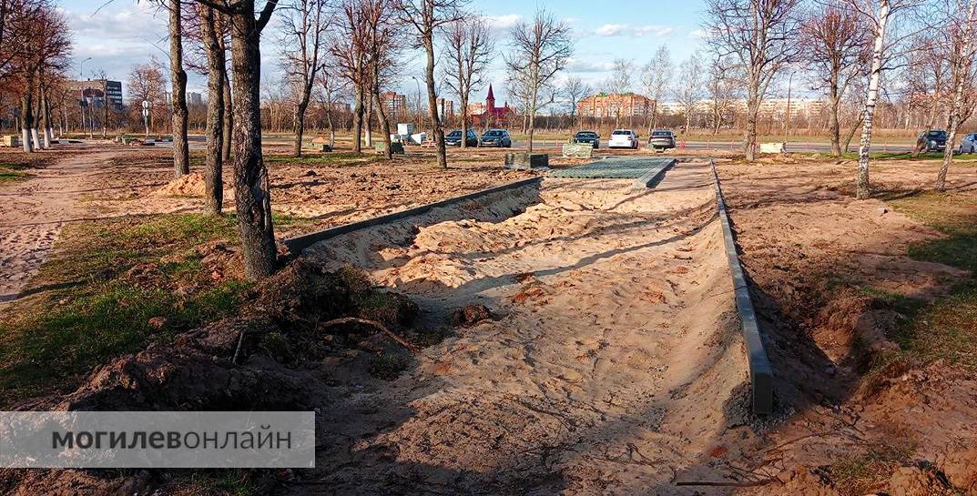 Территорию возле Святого озера в Могилеве продолжают благоустраивать — сейчас делают удобные подходы и дорожки