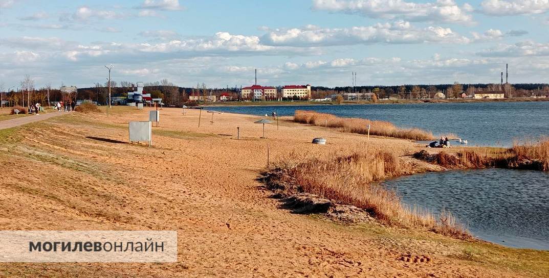 Территорию возле Святого озера в Могилеве продолжают благоустраивать — сейчас делают удобные подходы и дорожки