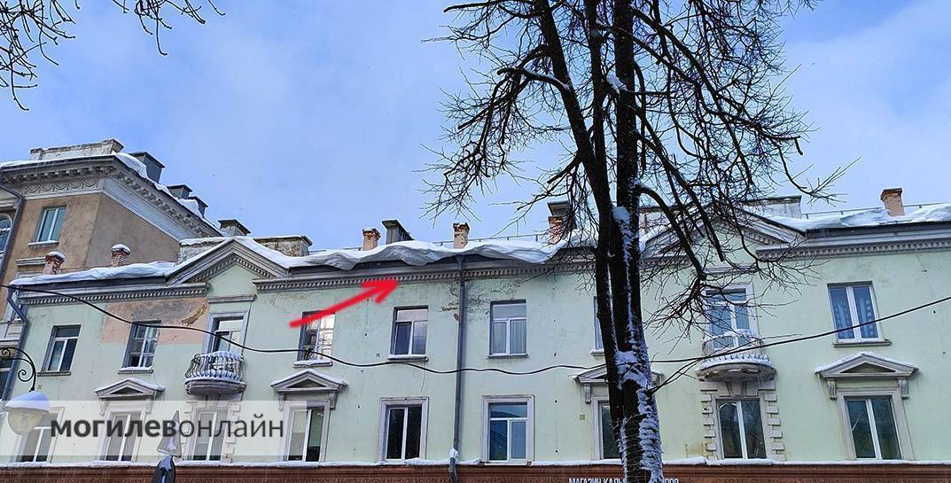 Могилевчане, обратите внимание! Из-за схода снега с крыш возле домов ходить опасно