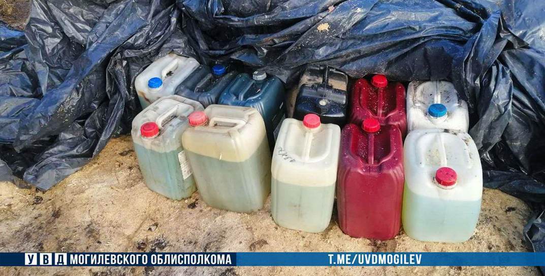 Яблочко от яблони недалеко падает: в Горецком районе отец вместе с сыном слил 540 литров дизтоплива
