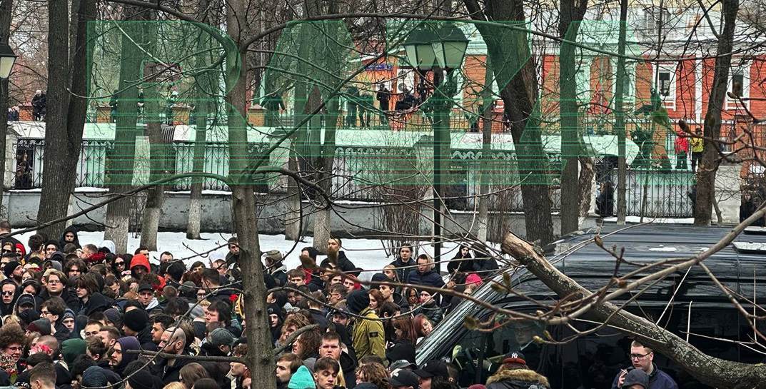Во время похорон Паши Техника в Москве молодежь устроила беспорядки — полицейские снимали фанатов с деревьев и заборов, несколько десятков человек задержали