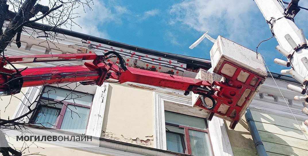 Помните, как на улице Первомайской в Могилеве с карниза школы валилась штукатурка? Нас услышали! Больше не будет