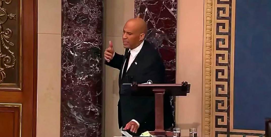 В США сенатор провел марафонскую речь с критикой Трампа, которая стала новым рекордом. Сколько же она длилась?