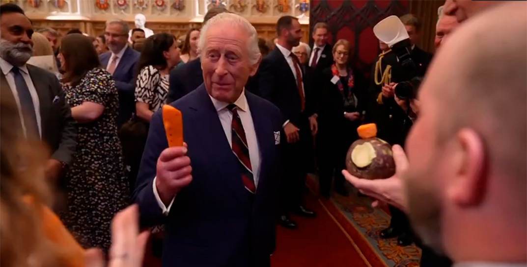 Иногда короли не такие уж «важные»: британский монарх сыграл колыбельную на флейте из морковки