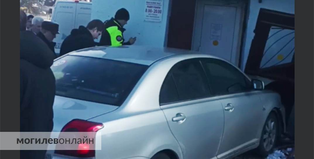 На Дебрянском спуске в Могилеве легковушка въехала в магазин