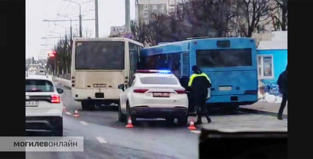 На остановке «Октябрьский» в Могилеве столкнулись два автобуса