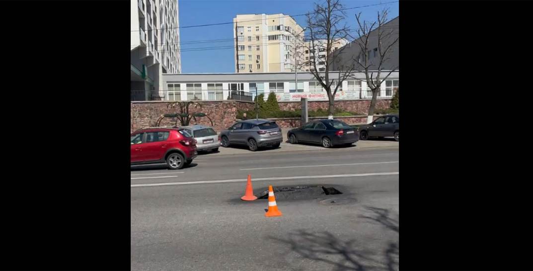 На дороге в районе «Дома спорта» по проспекту Мира обвалился асфальт