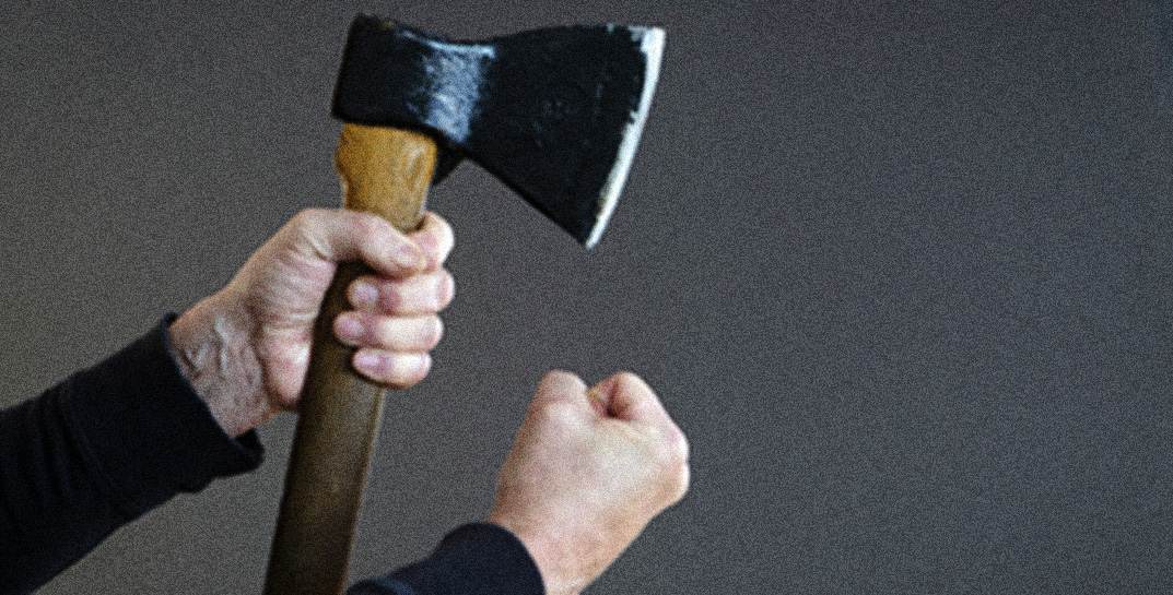 В Глусском районе сельчанин вызвал милицию, а затем набросился на сотрудников с топором и ножом