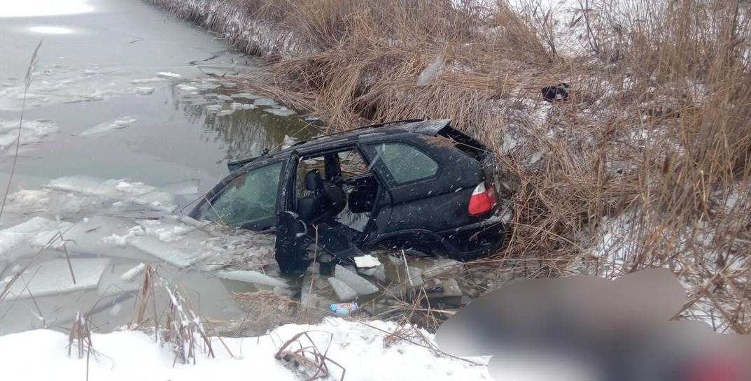 В Костюковичском районе легковушка съехала в водоем — погибла пожилая пассажирка. Как наказали водителя?