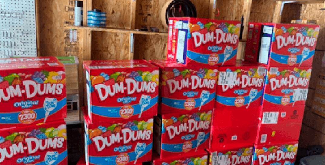 В США мальчик баловался с маминым телефоном и заказал конфет на 4 тысячи долларов