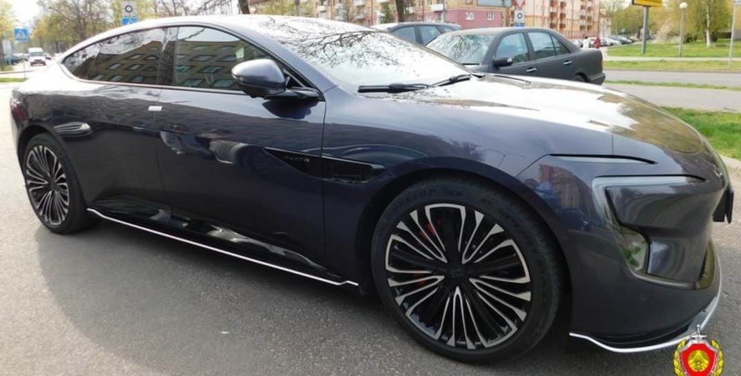 В Бресте подростки бросали камни в забор, а попали в премиальный электрокар. Что им за это будет?