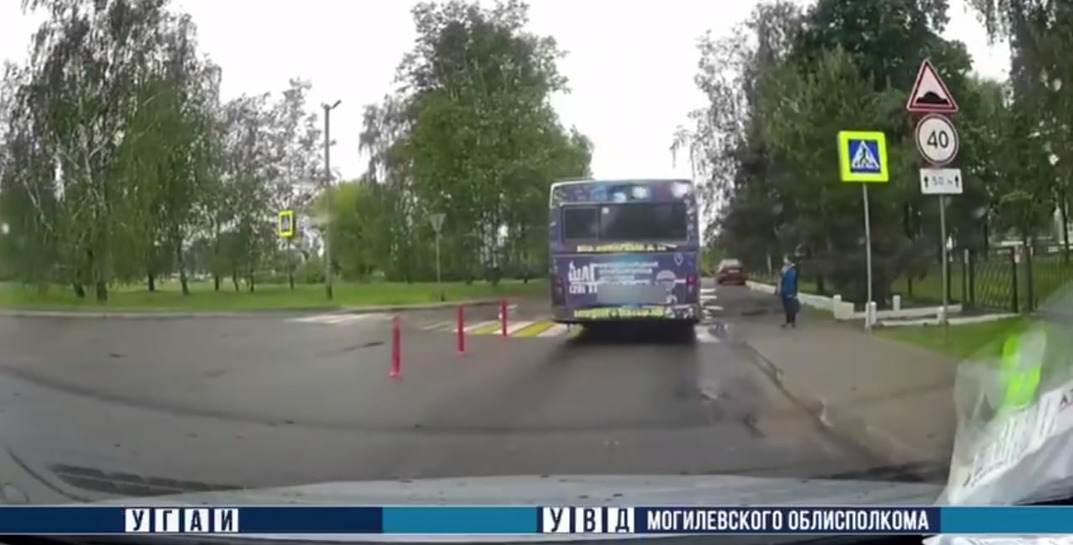 В Могилеве автобус возле школы не пропустил ребенка на пешеходном переходе — водителя наказали