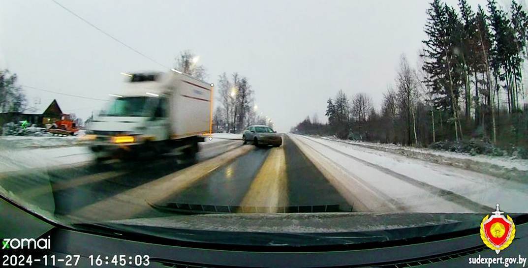 Белорус в снегопад помог девушке с заглохшей машиной. Итог — жуткое ДТП со смертельным исходом