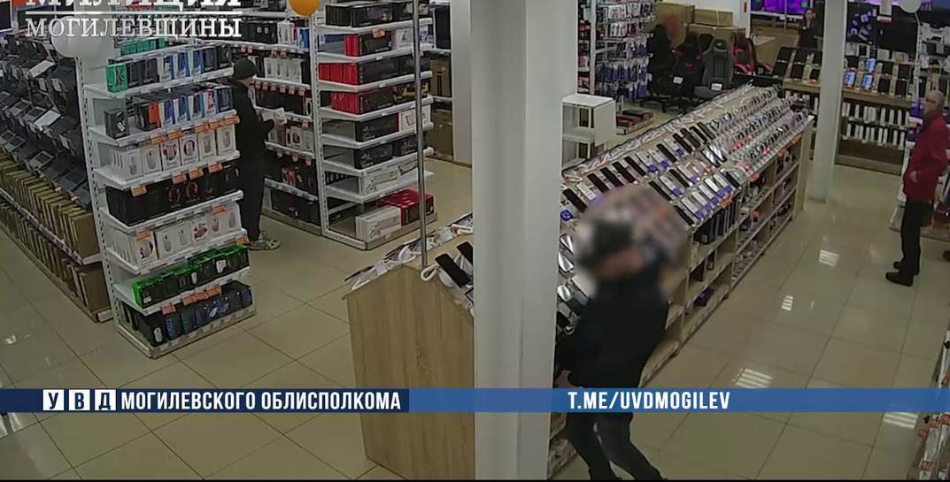 В Бобруйске мужчина украл в магазине телефон стоимостью 4600 рублей и продал его в два раза дешевле