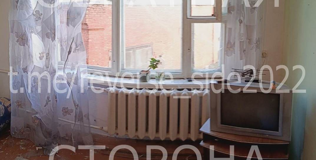 Весеннее обострение? В Быхове пьяный парень без причины разбил окно в общежитии