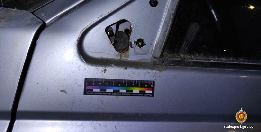 В Осиповичах пьяный хулиган побил чужое авто, а когда его задержали — все отрицал. Истину установили по кедам и следам рук