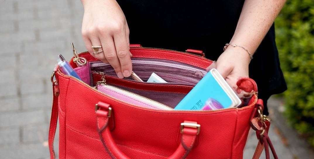 Могилевчанка пришла в гости к подруге и втихаря начала складывать в сумку приглянувшиеся вещи — все закончилось уголовкой