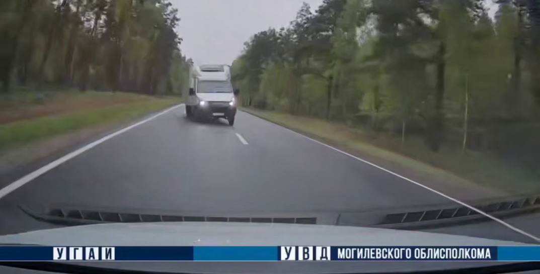 Стали известны подробности утреннего ДТП в Быховском районе — водитель легковушки в реанимации