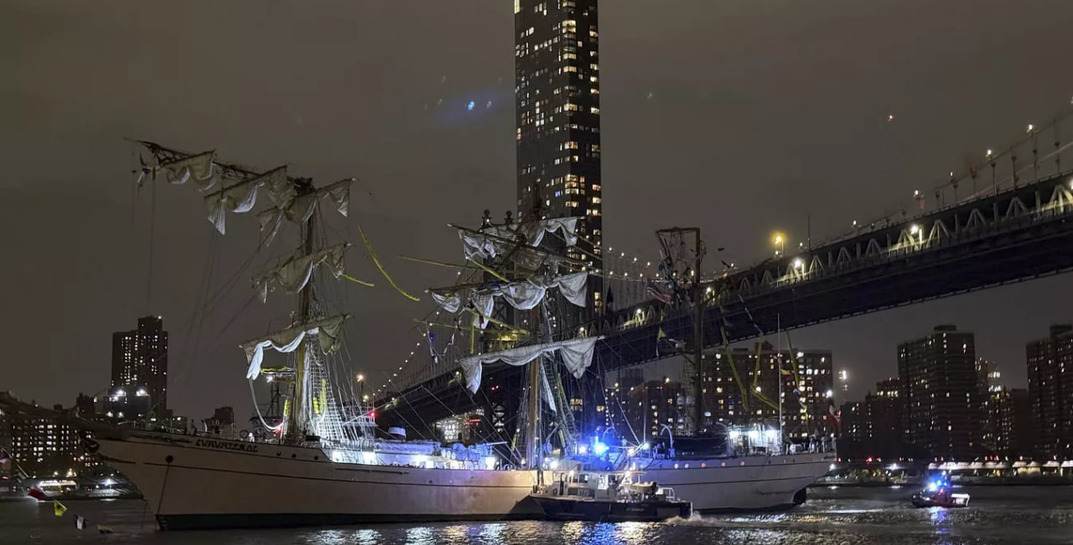 В Нью-Йорке корабль врезался в Бруклинский мост — два человека погибли