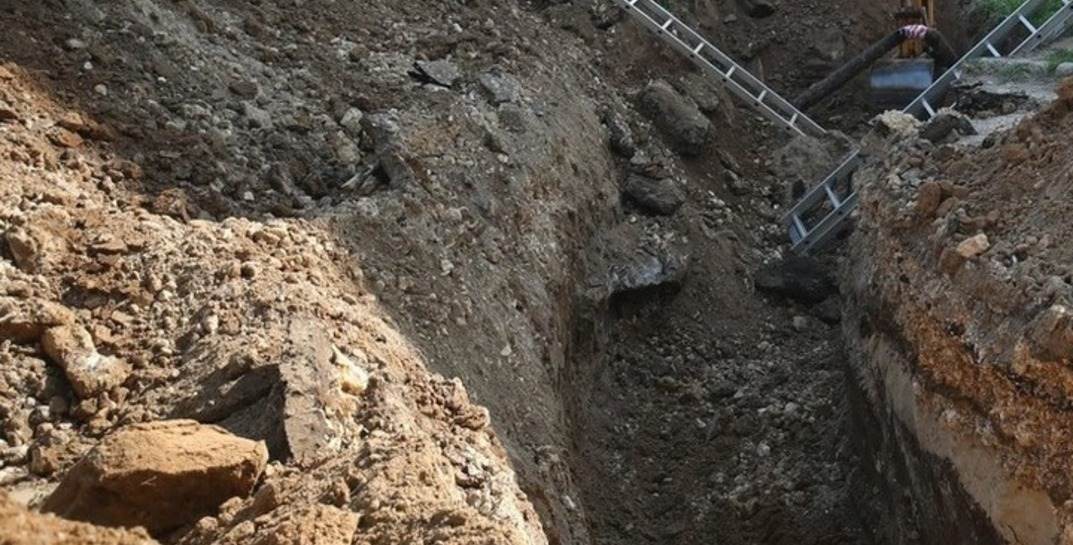 В Бобруйске двух рабочих засыпало грунтом в траншее — судили за это директора стройорганизации
