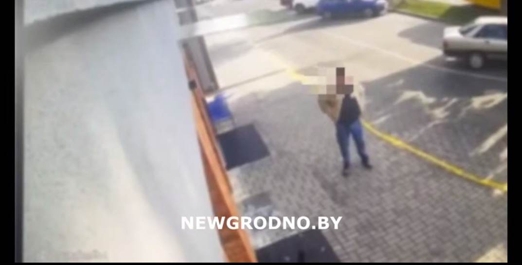 Употребил две банки пива и закусил орешками: в Гродно мужчина взломал бар, чтобы выпить, а затем уснул прямо на месте преступления