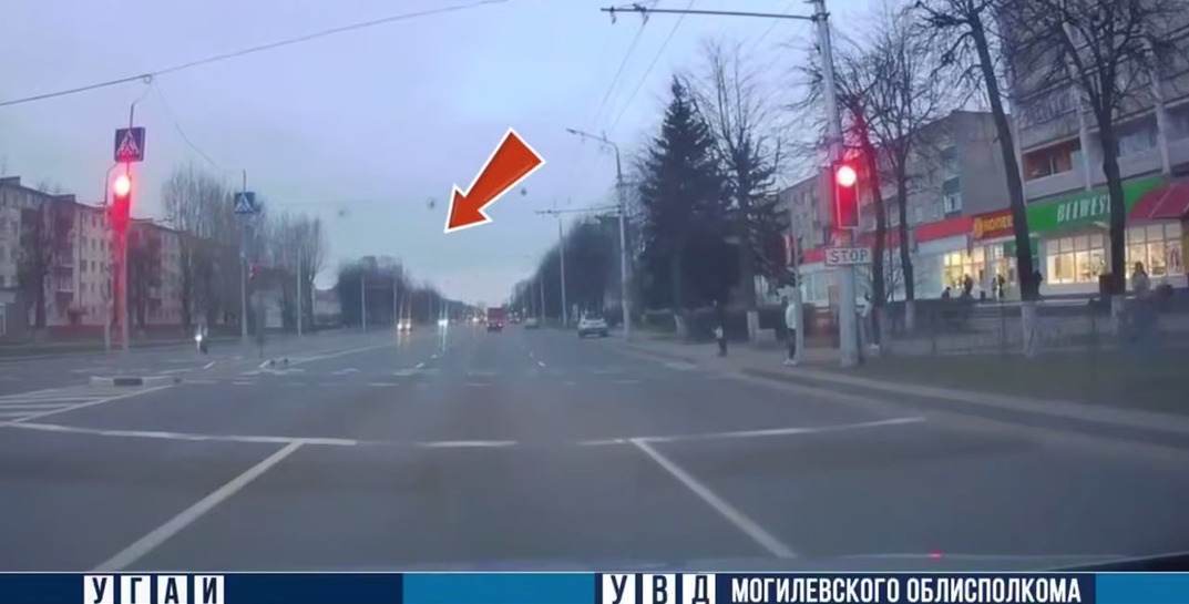 В Бобруйске 17-летний подросток на мотоцикле проехал на красный прямо на глазах ГАИ