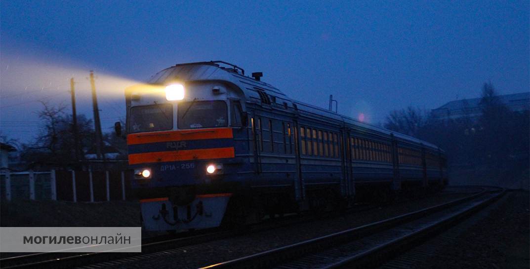 В Брестской области тракторист, по всей видимости, немножко не рассчитал свои силы — и врезался прямо в пассажирский поезд